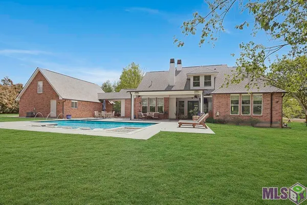 $989,000 | 5042 Thompson Cove Drive, St. Francisville, LA 70775