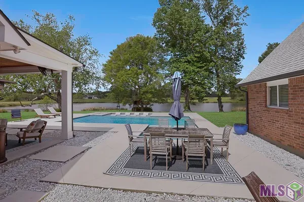 $989,000 | 5042 Thompson Cove Drive, St. Francisville, LA 70775