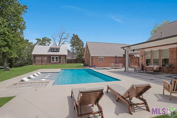$989,000 | 5042 Thompson Cove Drive, St. Francisville, LA 70775