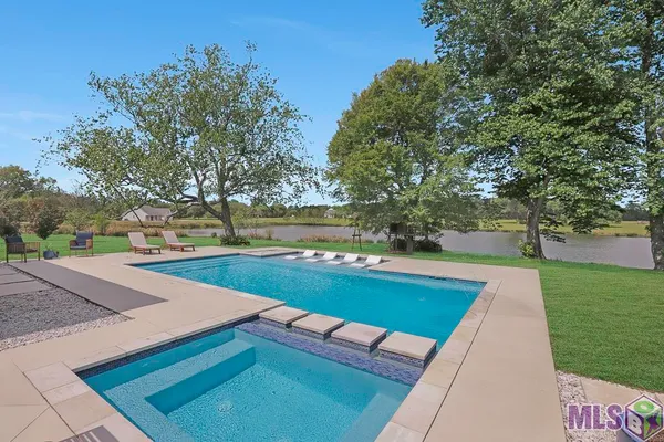 $989,000 | 5042 Thompson Cove Drive, St. Francisville, LA 70775