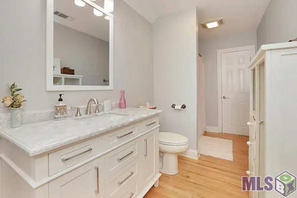 $989,000 | 5042 Thompson Cove Drive, St. Francisville, LA 70775