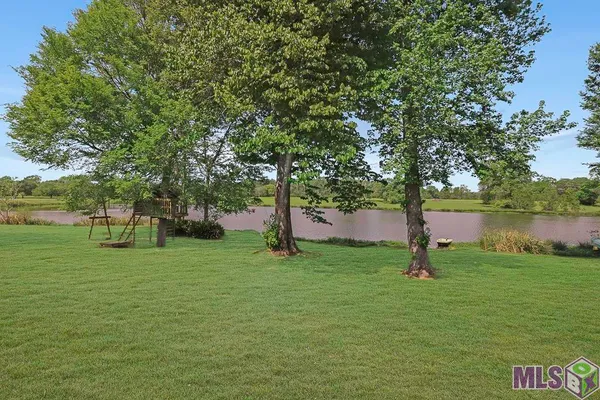 $989,000 | 5042 Thompson Cove Drive, St. Francisville, LA 70775