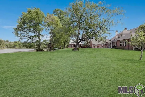 $989,000 | 5042 Thompson Cove Drive, St. Francisville, LA 70775