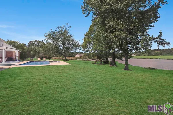 $989,000 | 5042 Thompson Cove Drive, St. Francisville, LA 70775