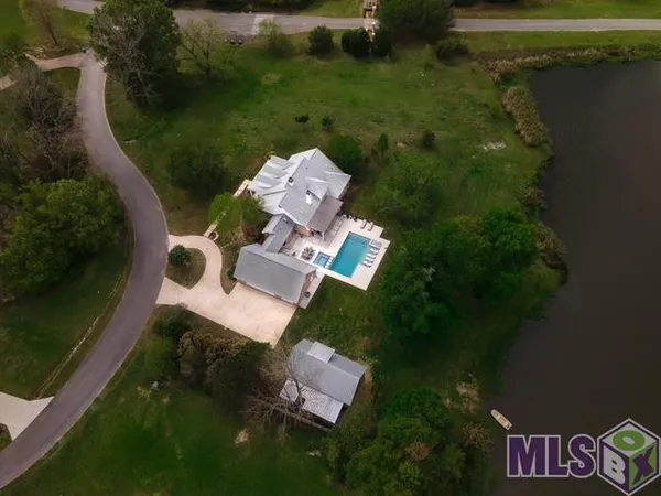 $989,000 | 5042 Thompson Cove Drive, St. Francisville, LA 70775