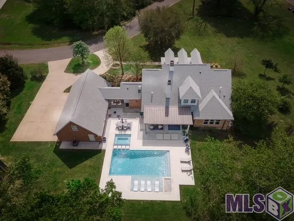 $989,000 | 5042 Thompson Cove Drive, St. Francisville, LA 70775