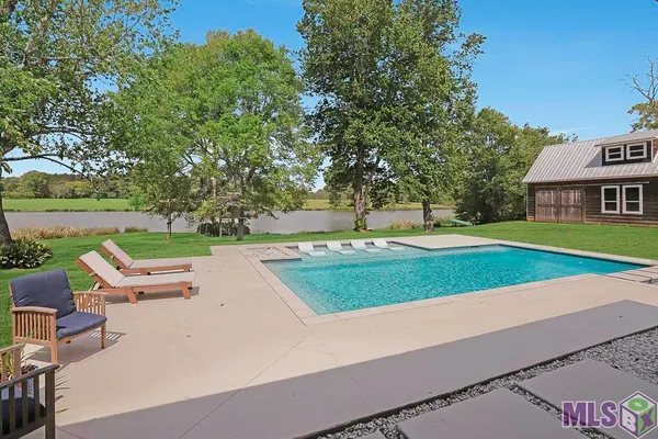 $989,000 | 5042 Thompson Cove Drive, St. Francisville, LA 70775