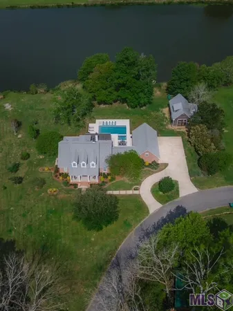 $989,000 | 5042 Thompson Cove Drive, St. Francisville, LA 70775