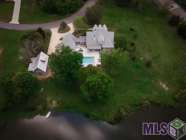 $989,000 | 5042 Thompson Cove Drive, St. Francisville, LA 70775
