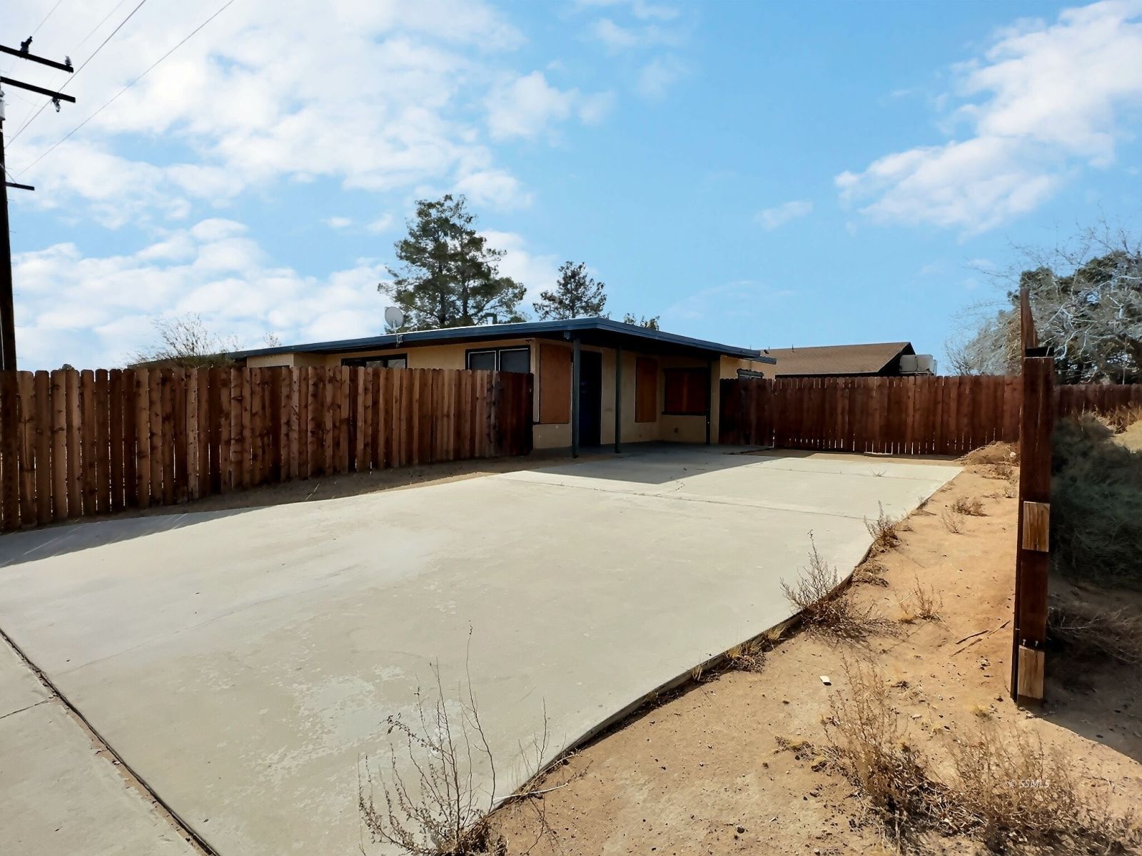 301 South Richmond Road Ridgecrest, CA 93555 - Photo 4 of 45 a view of balcony with wooden fence