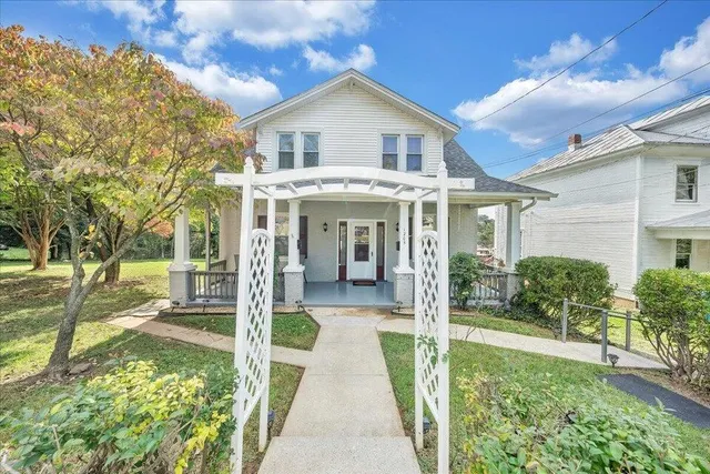 $1,800 | 1205 15th Street Southeast, Roanoke, VA 24013