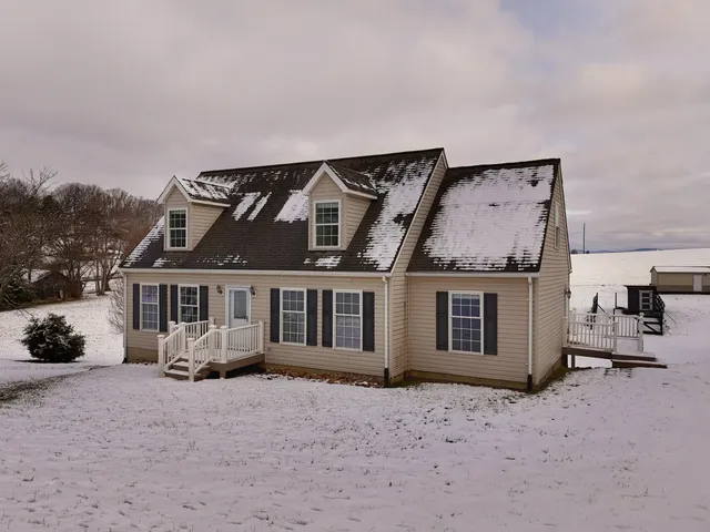 a view of a house with backyard