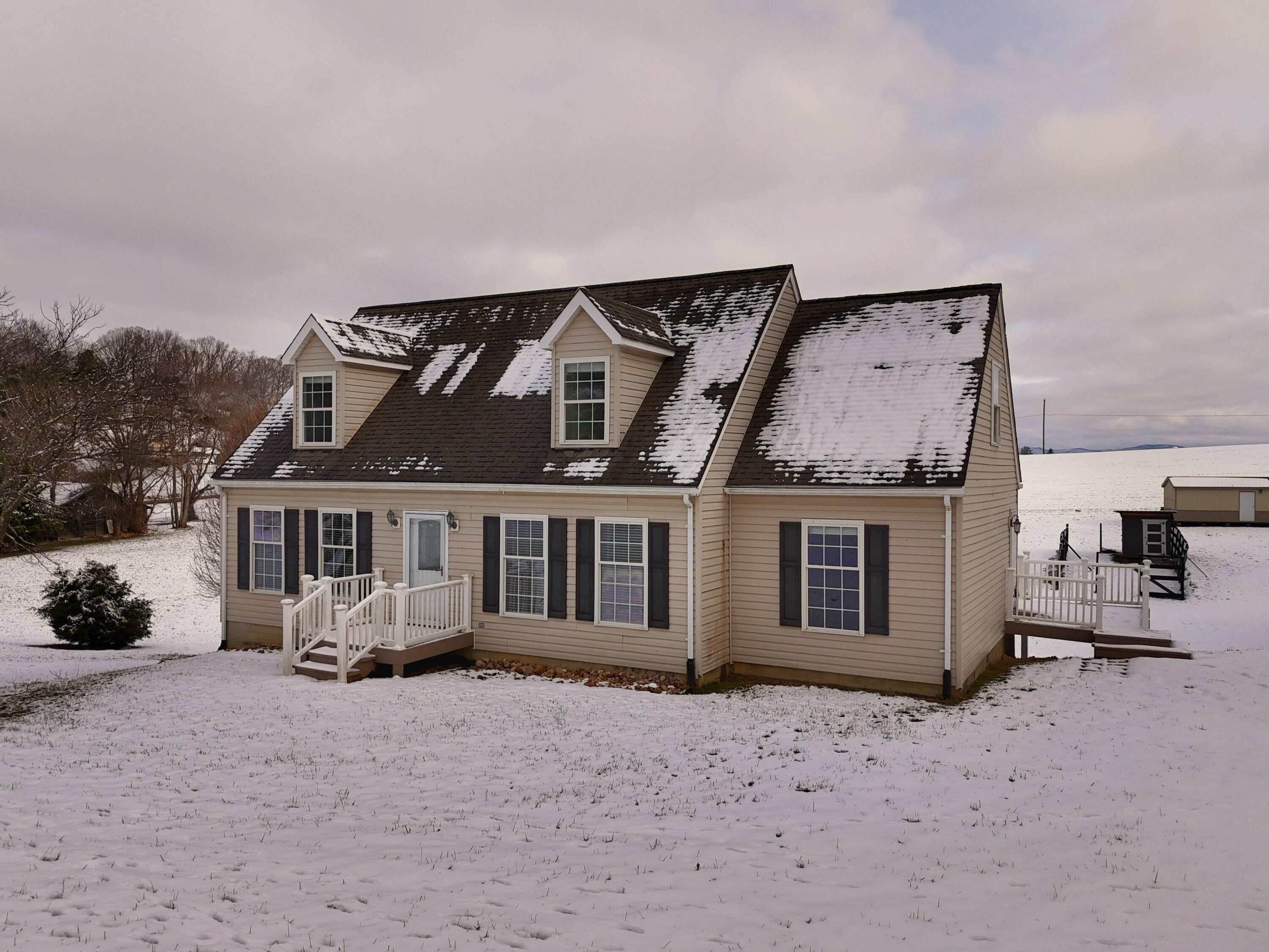 a view of a house with backyard