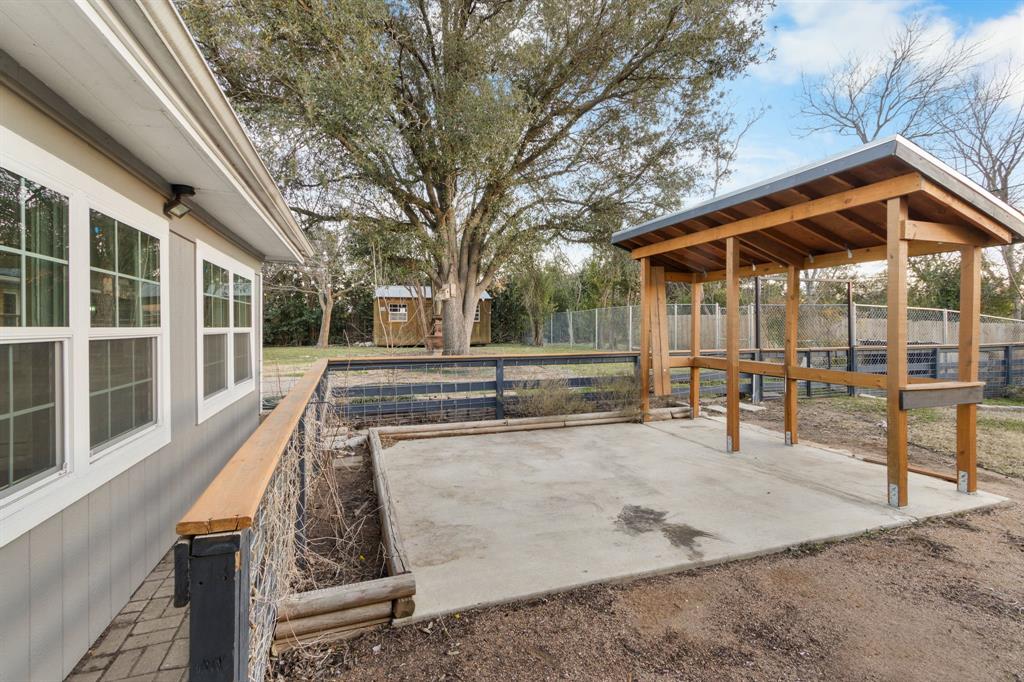 2208 Lake Ridge Circle Waco, TX 76710 - Photo 37 of 40 View of patio
