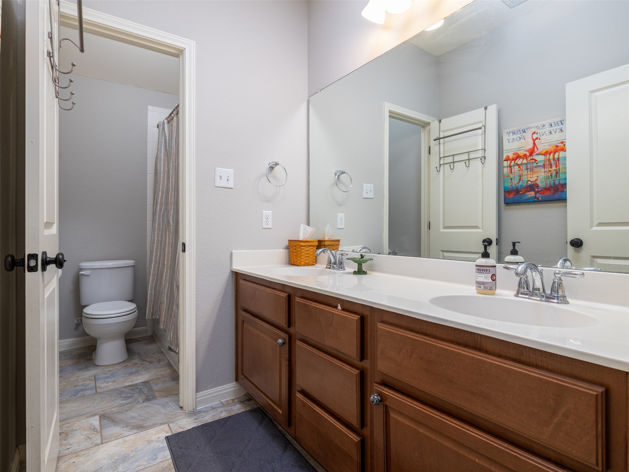 201 Sycamore Street Georgetown, TX 78633 - Photo 22 of 30 Upstairs bathroom
