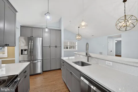 $799,000 | 7716 Frances Drive, Alexandria, VA 22306