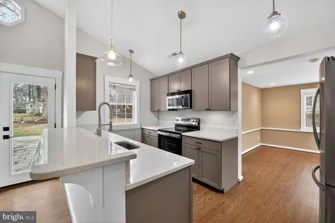 $799,000 | 7716 Frances Drive, Alexandria, VA 22306