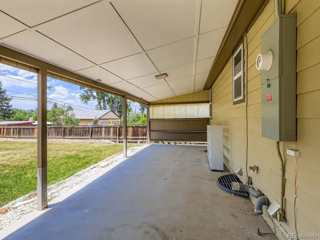 a view of a back yard