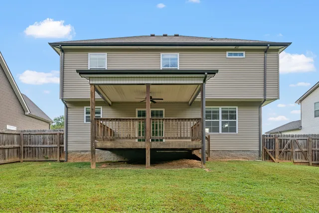a view of a back yard