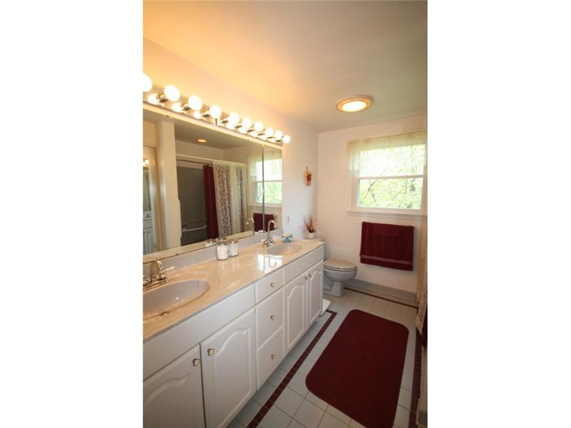 240 Byron Road Pittsburgh, PA 15237 - Photo 17 of 18 Full Bath.