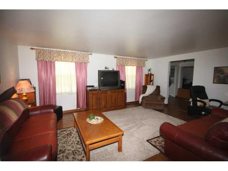 240 Byron Road Pittsburgh, PA 15237 - Photo 4 of 18 Living Room.