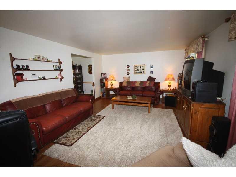 240 Byron Road Pittsburgh, PA 15237 - Photo 5 of 18 Living Room.