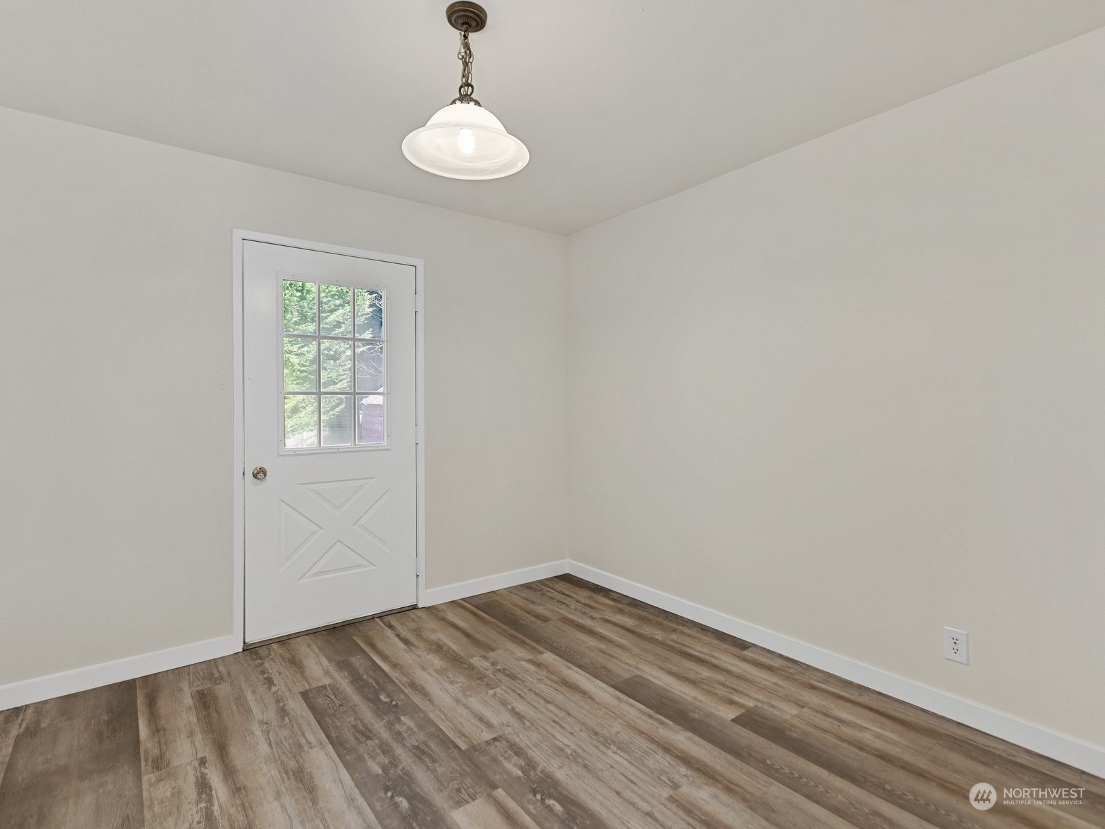 529 Cabot Road Everett, WA 98203 - Photo 18 of 40 a view of empty room with wooden floor and ceiling fan