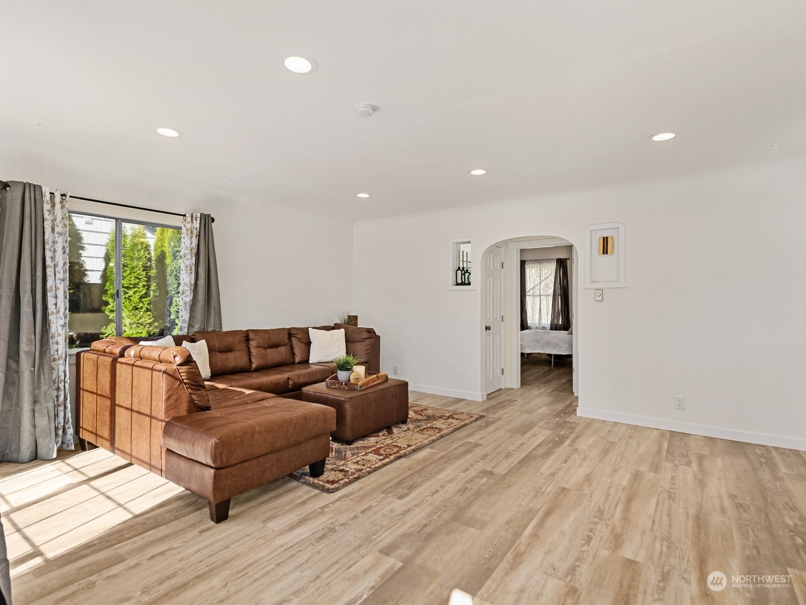 529 Cabot Road Everett, WA 98203 - Photo 4 of 40 a living room with furniture and a large window