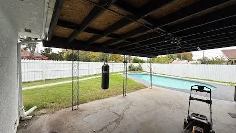 a view of a backyard