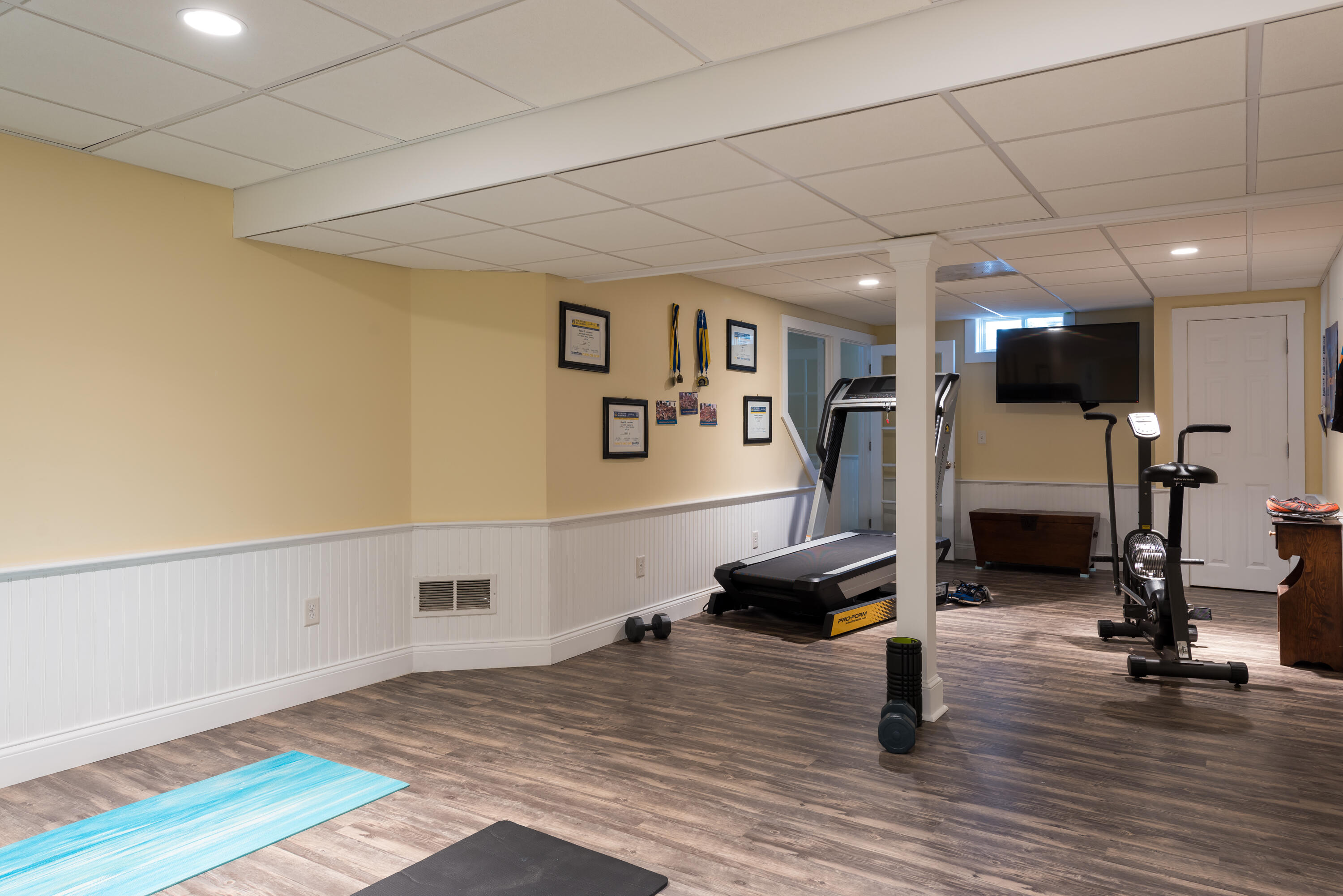 125 Lakeview Drive Centerville, MA 02632 - Photo 21 of 28 a view of a room with gym equipment