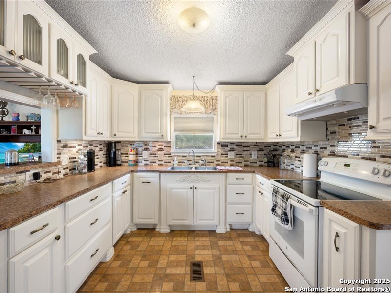 1999 Oil Well Comfort, TX 78013 - Photo 28 of 40