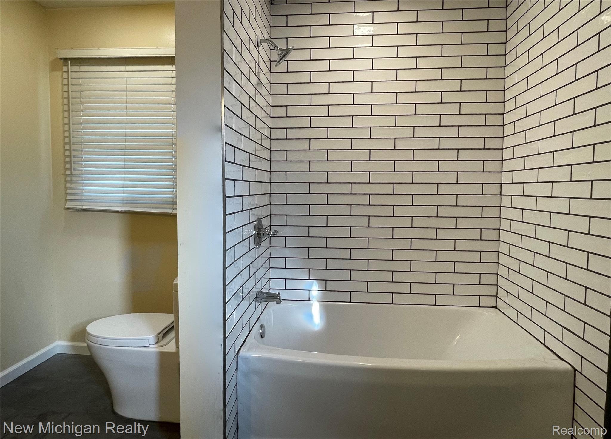 1900 Alsdorf Avenue Rochester, MI 48309 - Photo 7 of 16 bath.jpeg