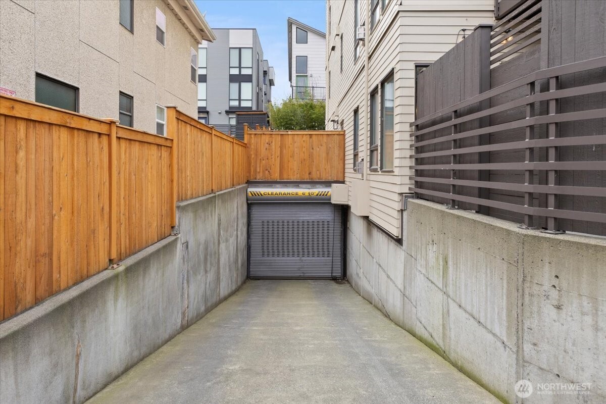 4217 Fremont Avenue North, Unit 1 Seattle, WA 98103 - Photo 32 of 40