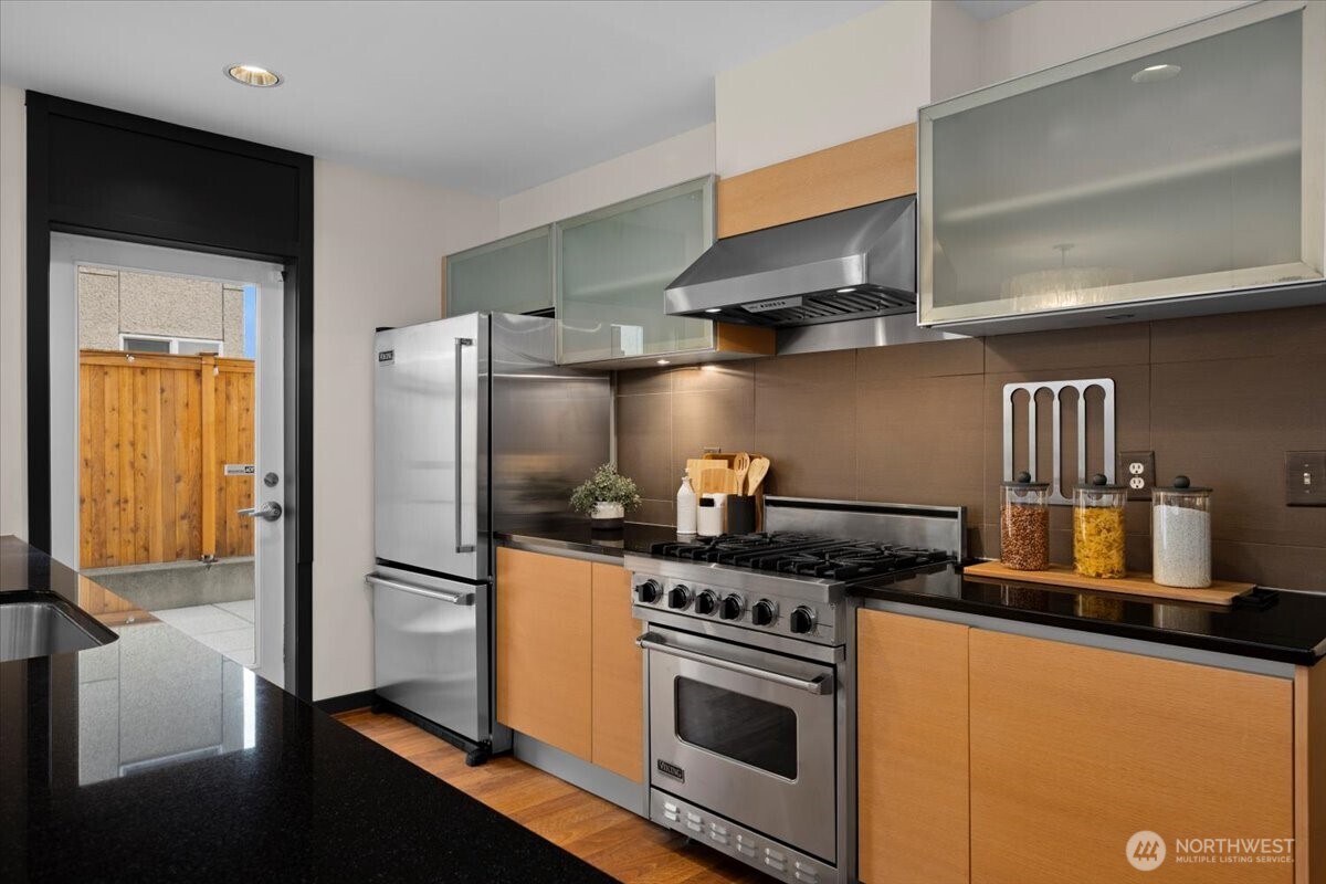 4217 Fremont Avenue North, Unit 1 Seattle, WA 98103 - Photo 7 of 40