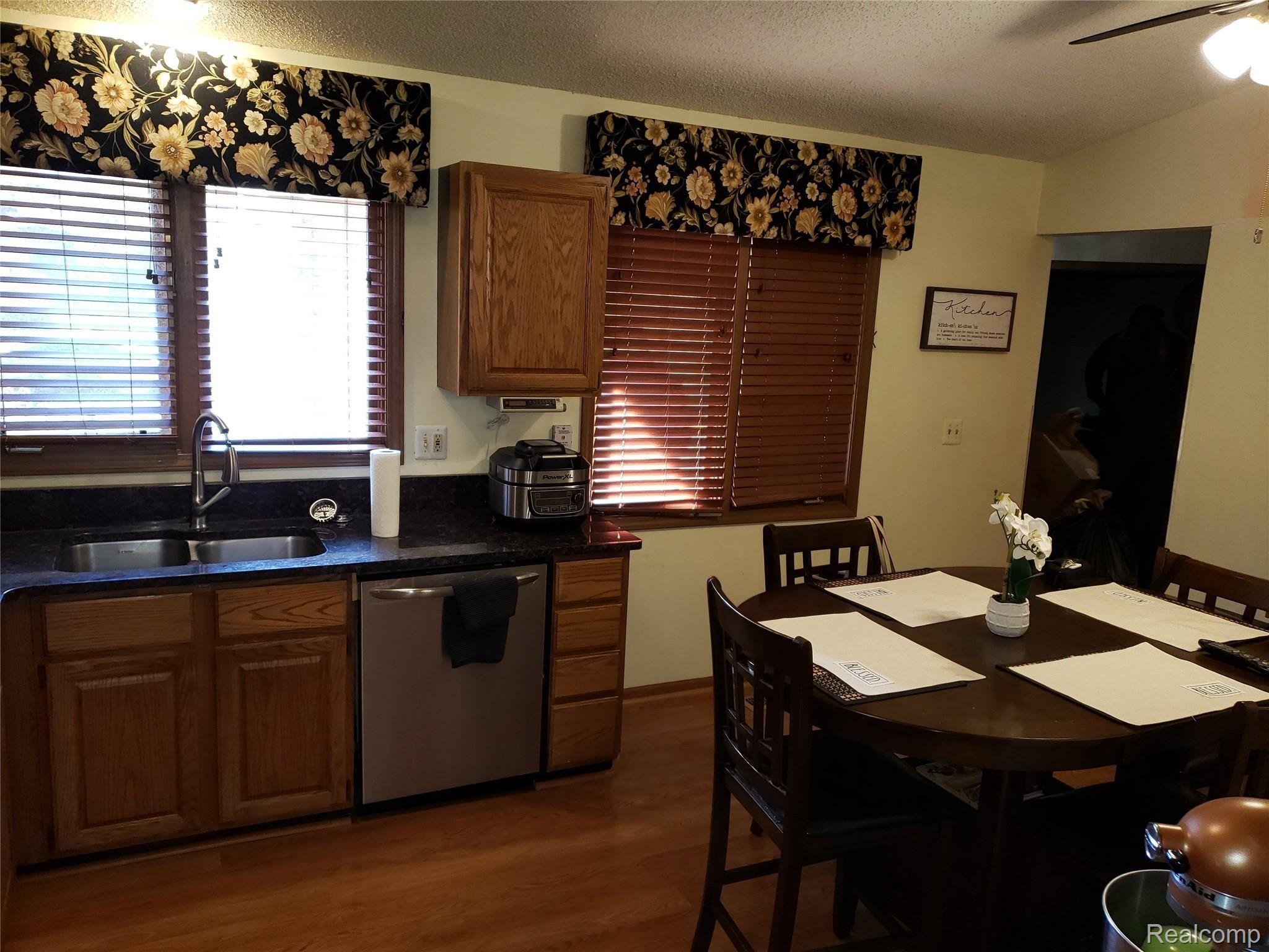 21970 River Ridge Trail, Unit 72 Farmington, MI 48335 - Photo 18 of 38 Kitchen, Nook 2