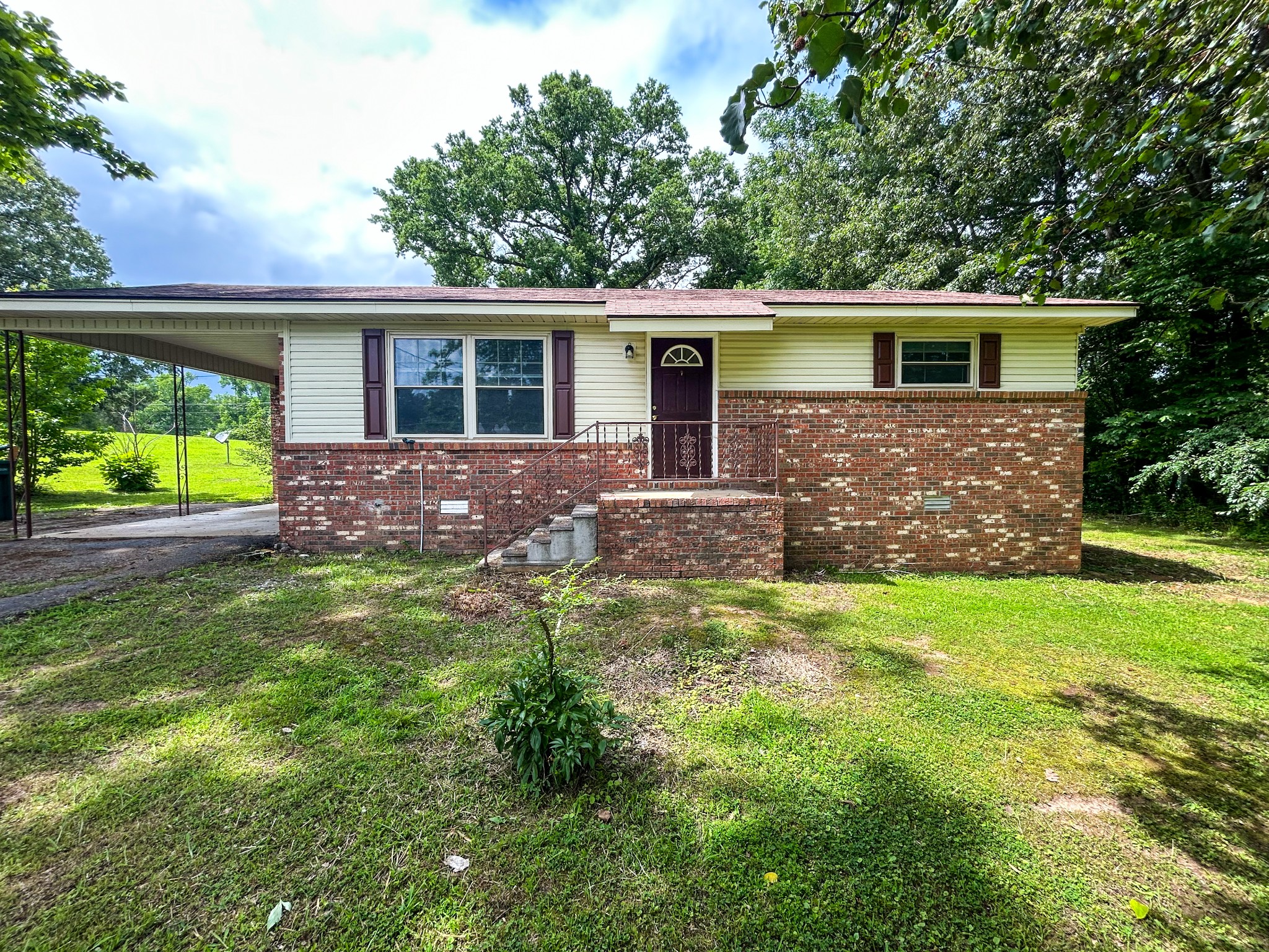 181 Jones Street Huntingdon, TN 38344 - Photo 2 of 21 a front view of house with yard and green space