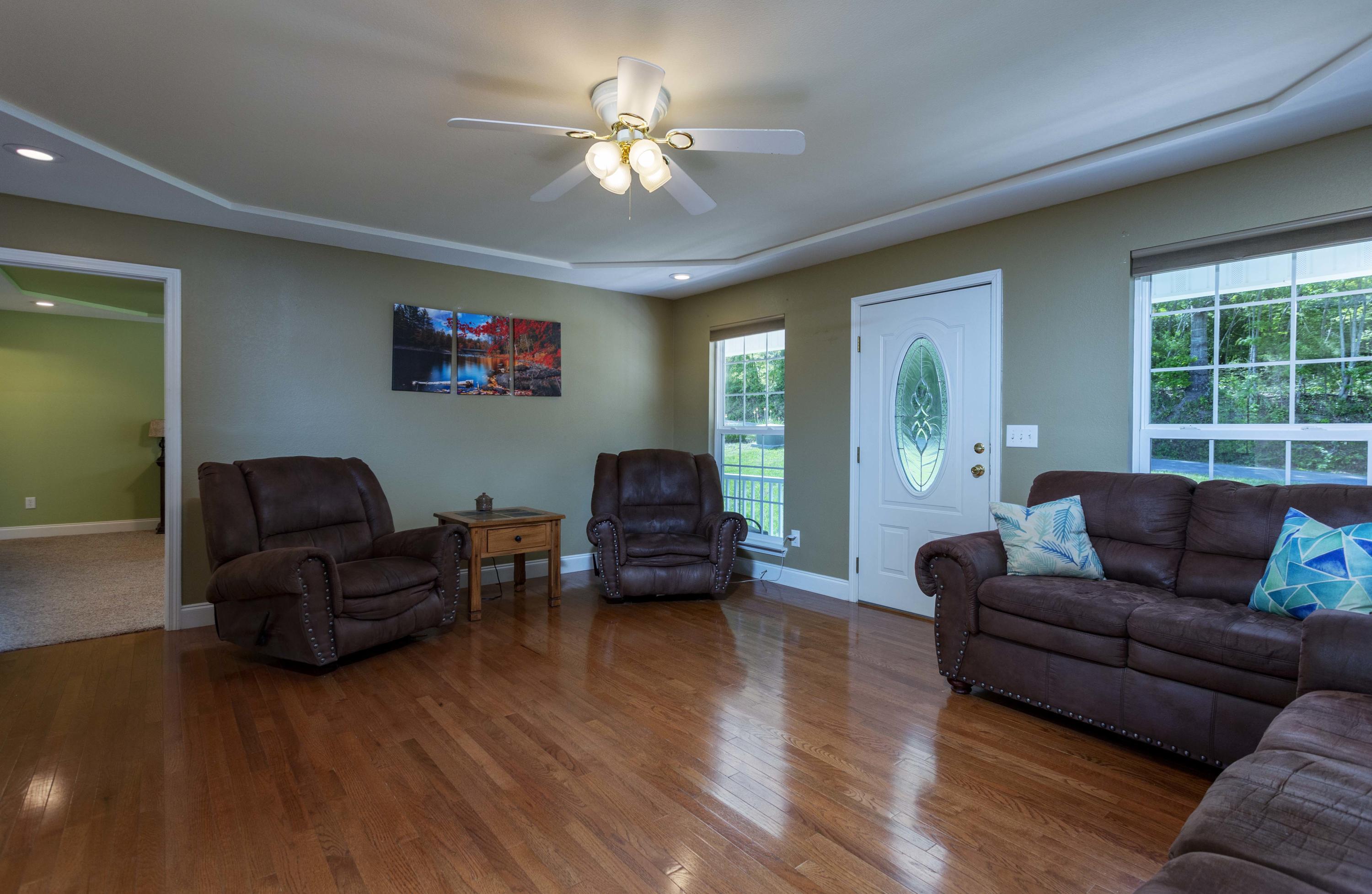 10126 Back Valley Road Evensville, TN 37332 - Photo 3 of 28 Living Room3