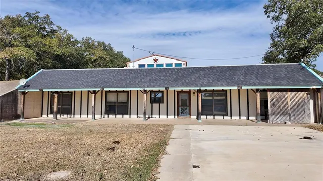 a view of a livingroom with a ceiling fan and window
