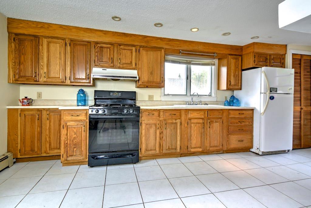 335 River Road Tenants Harbor, ME 04860 - Photo 6 of 12 Kitchen has entry from driveway and...