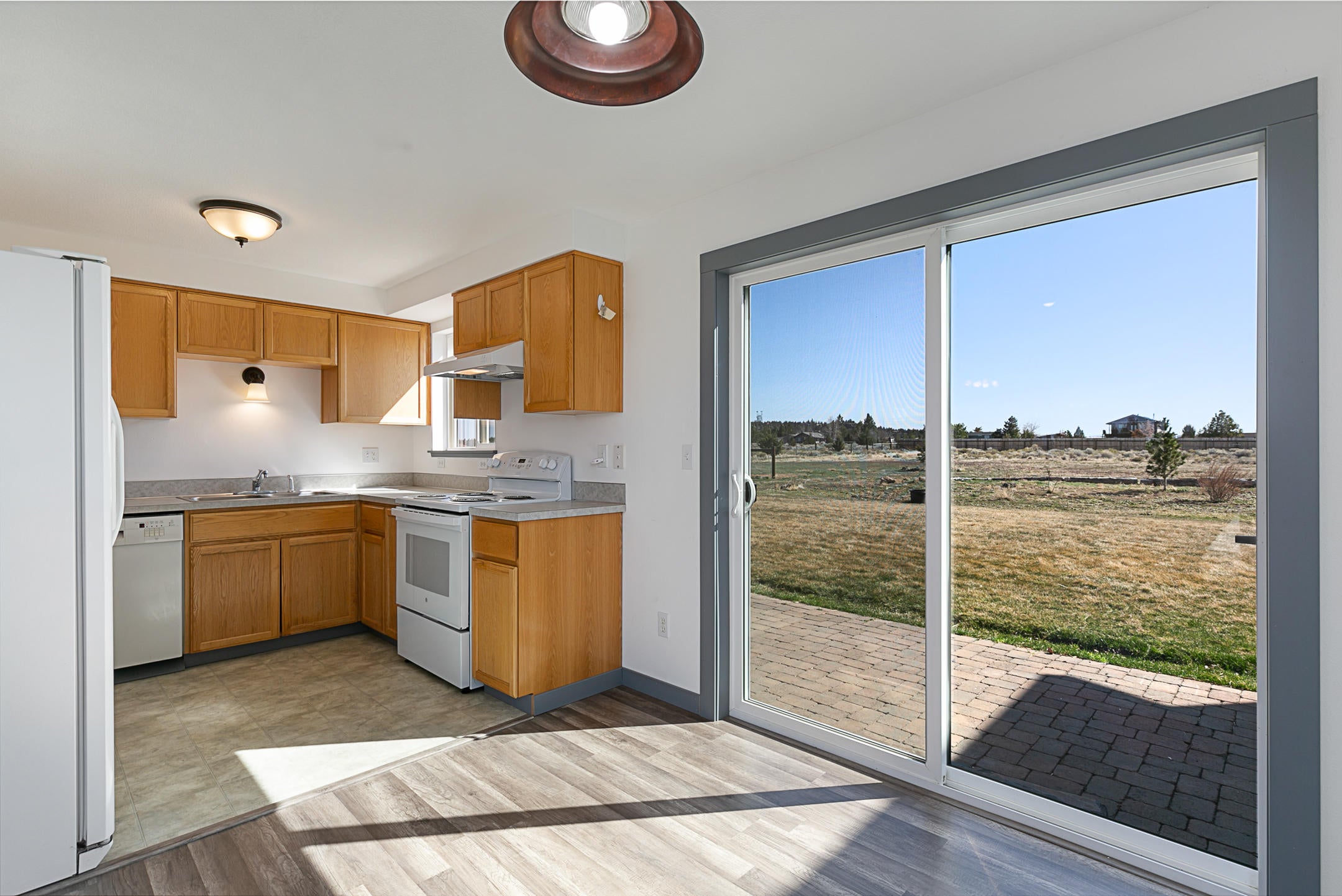 65158 Hunnell Road Bend, OR 97703 - Photo 6 of 31 Kitchen/Dining with slider