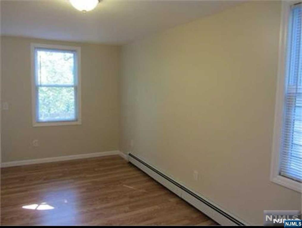 421 Riverside Drive Wayne, NJ 07470 - Photo 4 of 7
