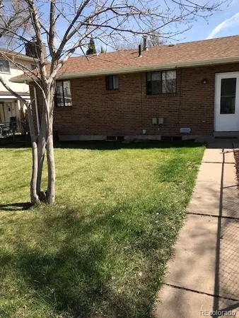 a view of a house with a yard