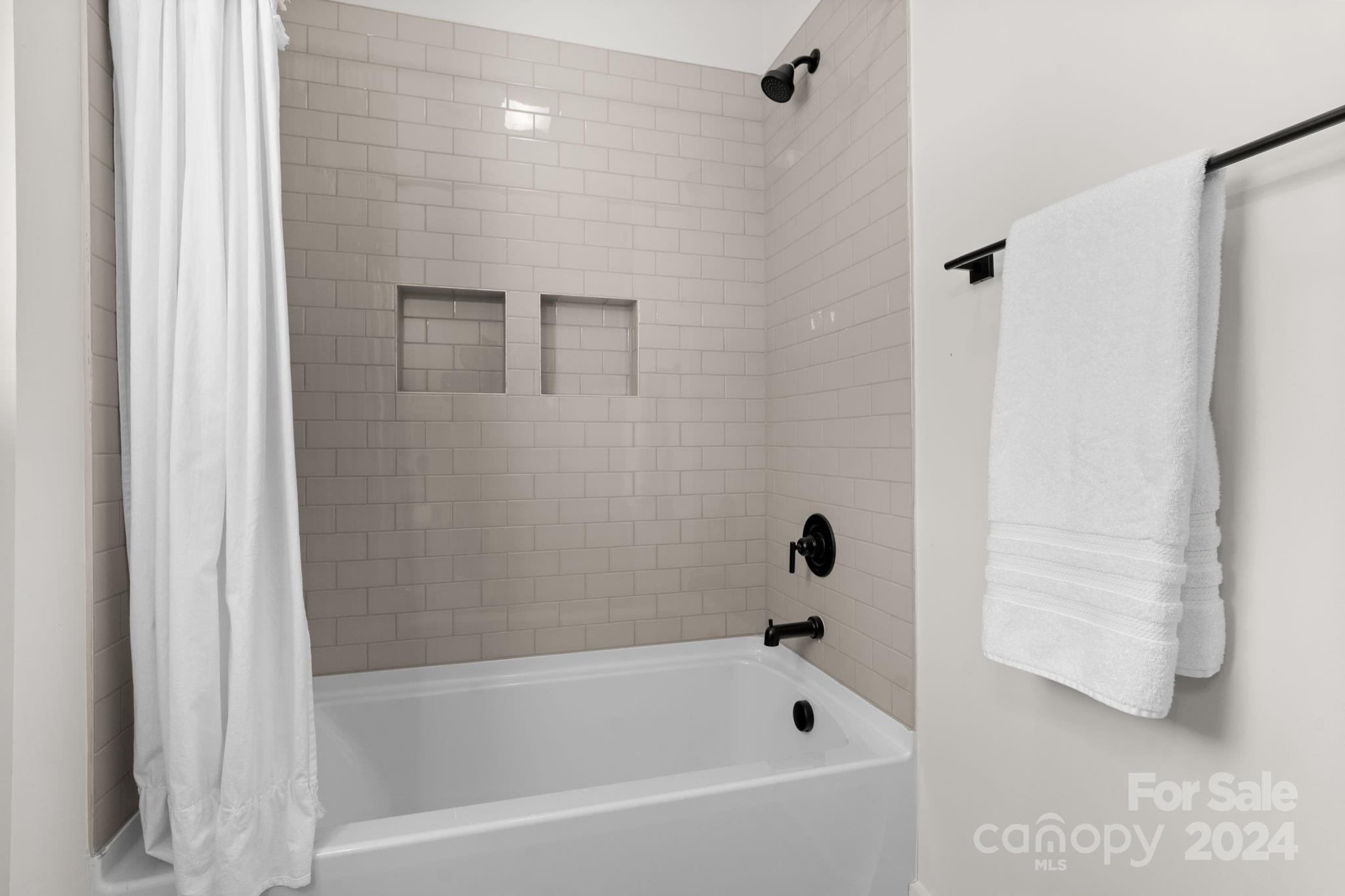 815 Bluff Loop Road Rock Hill, SC 29730 - Photo 17 of 35 a bathroom with a bathtub
