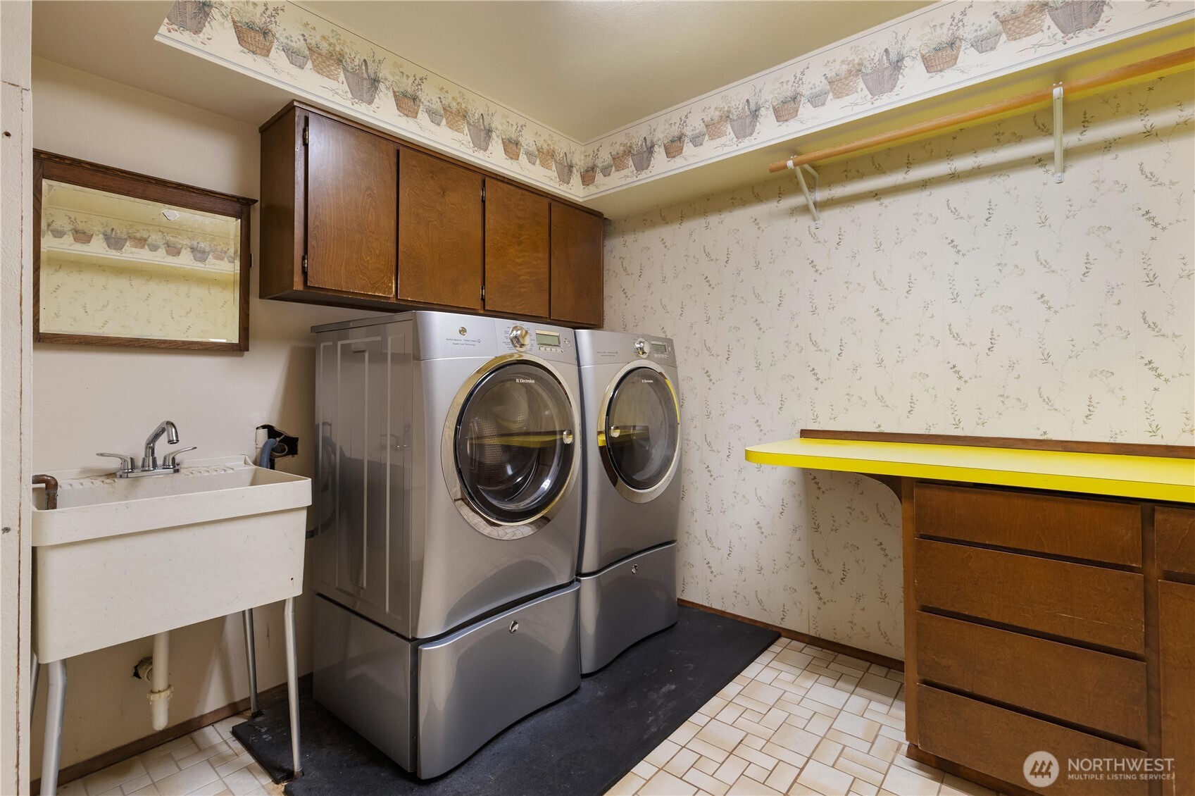22212 High Bridge Road Monroe, WA 98272 - Photo 23 of 34 a utility room with dryer and washer