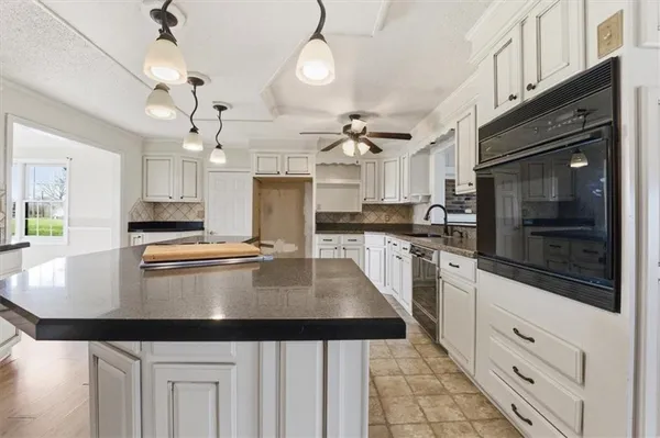 $600,000 | 21503 South State Rte Y, Belton, MO 64012