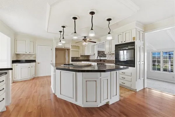 $600,000 | 21503 South State Rte Y, Belton, MO 64012