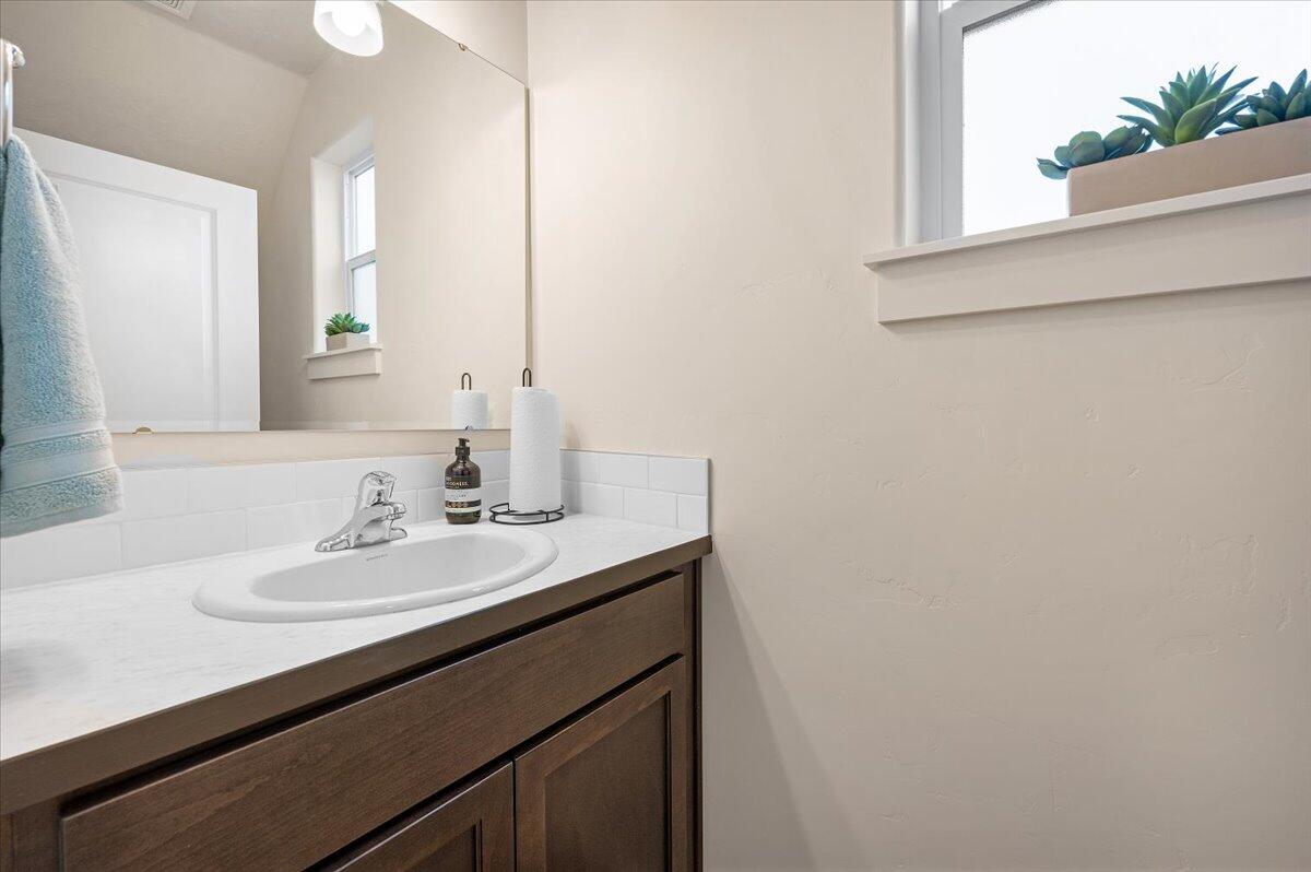 1139 Rutherford Drive, Unit 23 Medford, OR 97504 - Photo 8 of 17 Middleton - Half Bath
