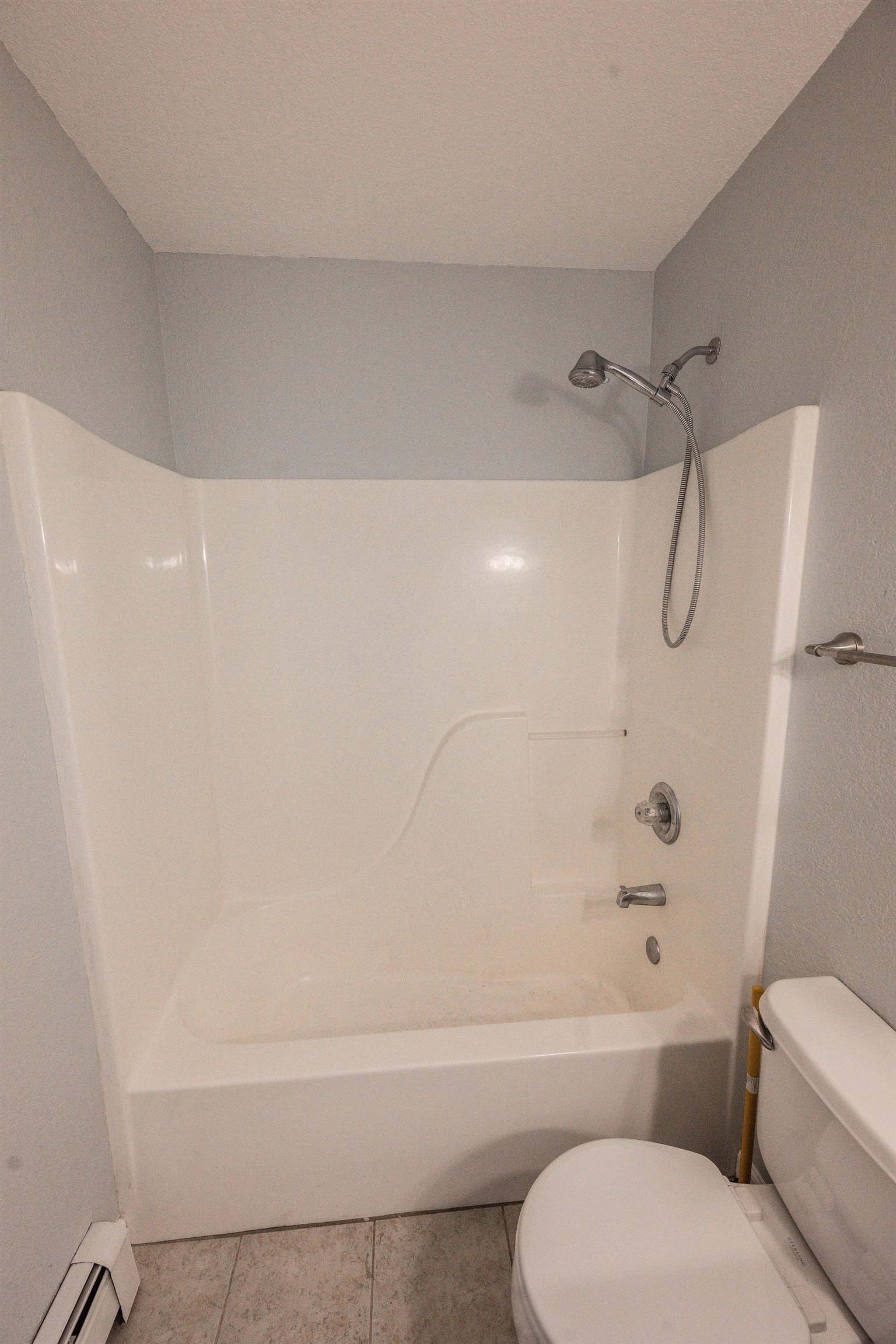 455 David Court Fruita, CO 81521 - Photo 12 of 28 a bathroom with a toilet and a bathtub