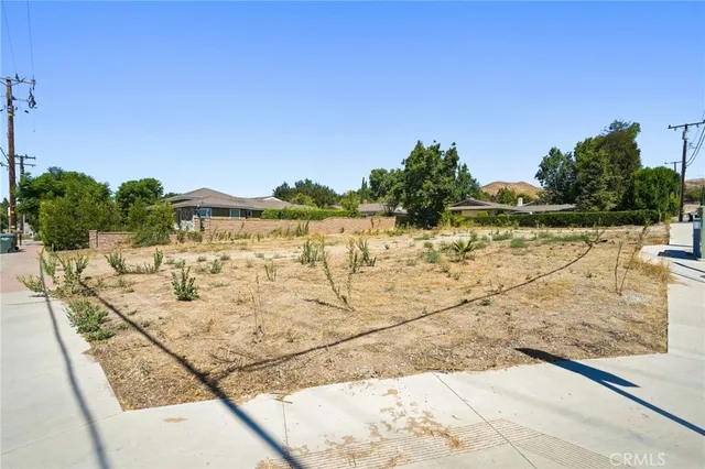a view of a yard with a house