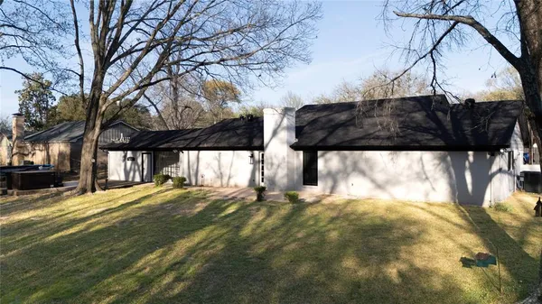 a view of back yard of the house